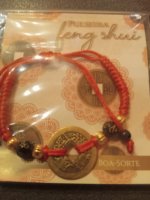 bracciale rosso con moneta cinese