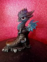 drago cucciolo nel vecchio stivale