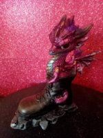 drago cucciolo nel vecchio stivale